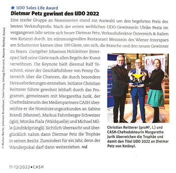 Christian Reitterer (proM²) und CASH-Chefredakteurin Margaretha Jurik überreichen die Trophäe und damit den Titel UDO 2022 an Dietmar Petz von Kotányi.